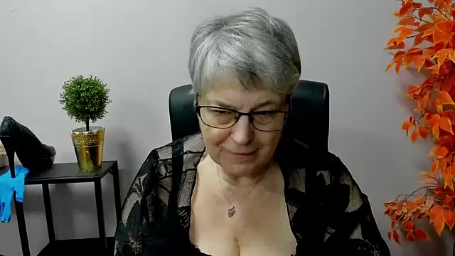 Snapshot of IrisDream chatting on March 10, 1:54 pm IrisDream online show from March 10, 1:54 pm