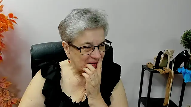 Snapshot of IrisDream chatting on October 9, 6:22 am IrisDream online show from October 9, 6:22 am