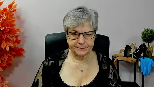 Snapshot of IrisDream chatting on November 19, 7:08 am IrisDream online show from November 19, 7:08 am