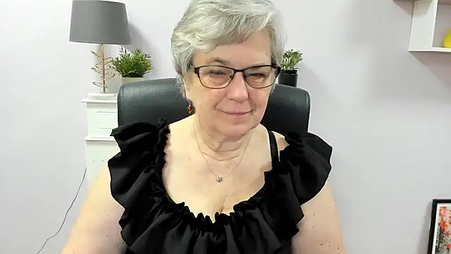 Snapshot of IrisDream chatting on May 8, 6:19 am IrisDream online show from May 8, 6:19 am