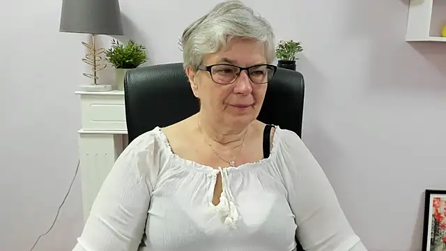 Snapshot of IrisDream chatting on June 18, 6:13 am IrisDream online show from June 18, 6:13 am