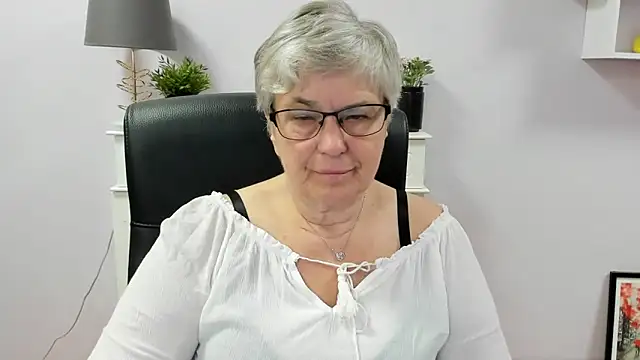 Snapshot of IrisDream chatting on June 18, 9:14 am IrisDream online show from June 18, 9:14 am