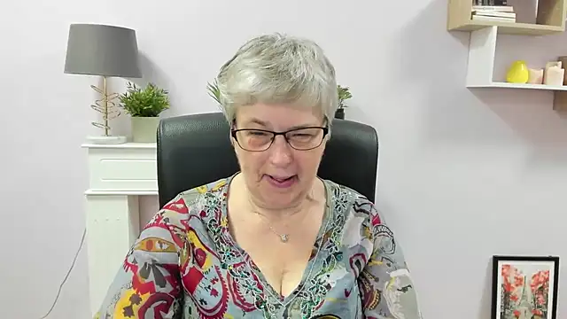 Snapshot of IrisDream chatting on June 22, 6:10 am IrisDream online show from June 22, 6:10 am
