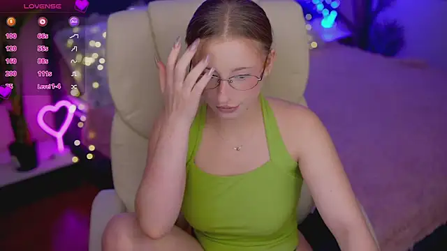 Snapshot of SilverrMoon chatting on December 2, 7:42 pm SilverrMoon online show from December 2, 7:42 pm