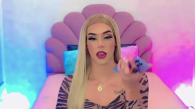 Snapshot of briana_sex32 chatting on February 3, 4:25 am briana sex32 online show from February 3, 4:25 am