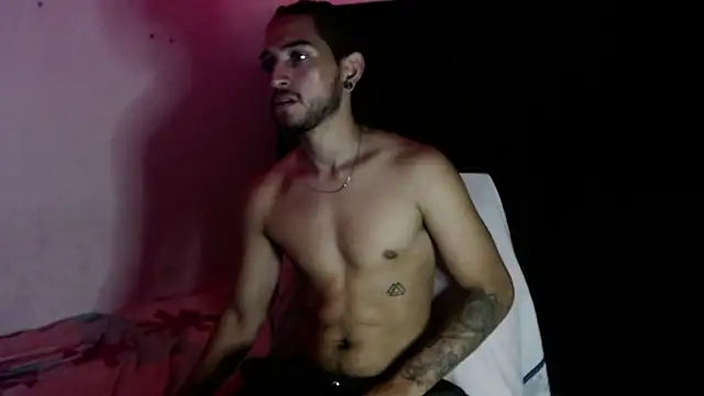 Snapshot of maxximus_100 chatting on December 18, 5:26 am maxximus 100 online show from December 18, 5:26 am