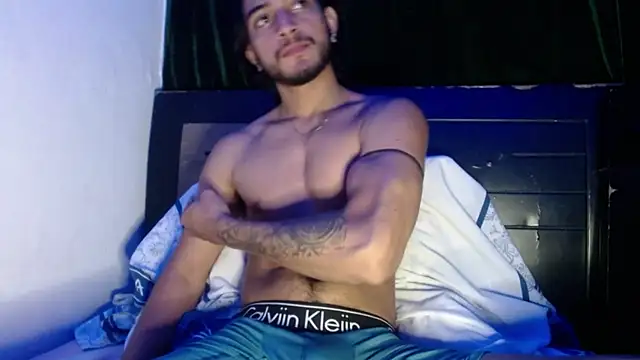 Snapshot of maxximus_100 chatting on December 23, 5:28 am maxximus 100 online show from December 23, 5:28 am