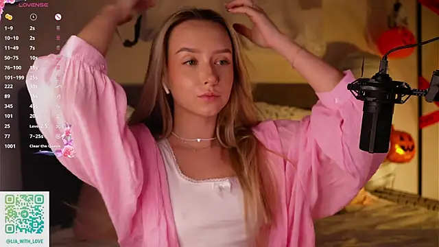 Snapshot of HollisBeckett chatting on October 29, 3:31 am HollisBeckett online show from October 29, 3:31 am