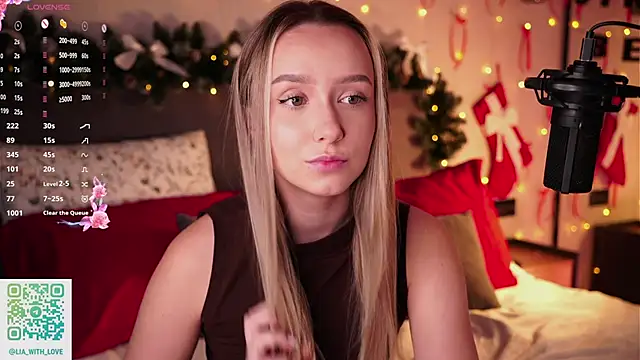 Snapshot of HollisBeckett chatting on December 15, 2:27 am HollisBeckett online show from December 15, 2:27 am