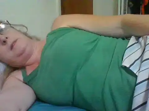 Snapshot of Emilylyn2501 chatting on December 13, 9:09 pm Emilylyn2501 online show from December 13, 9:09 pm