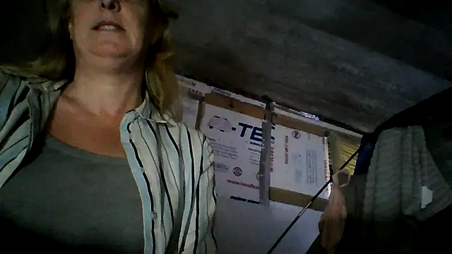 Snapshot of Emilylyn2501 chatting on December 22, 8:36 pm Emilylyn2501 online show from December 22, 8:36 pm