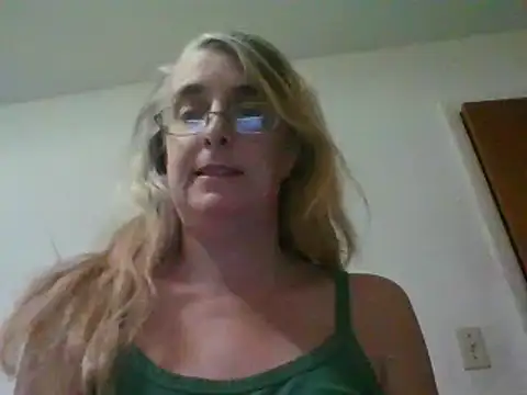 Snapshot of Emilylyn2501 chatting on January 13, 6:38 pm Emilylyn2501 online show from January 13, 6:38 pm
