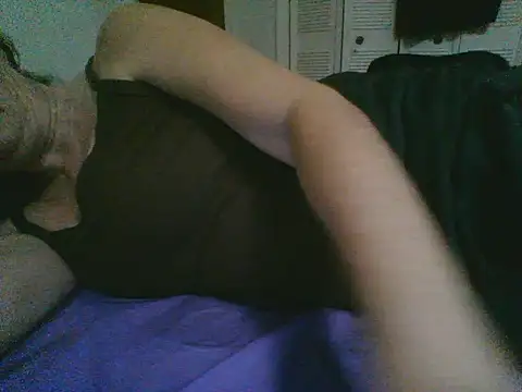 Snapshot of Emilylyn2501 chatting on November 14, 12:09 am Emilylyn2501 online show from November 14, 12:09 am