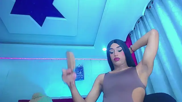NahomiCamper online show from April 30, 12:06 am