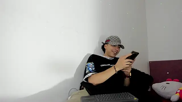 Snapshot of HeellBoy_ chatting on December 21, 1:13 am HeellBoy online show from December 21, 1:13 am