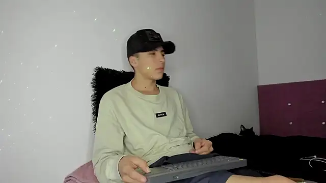 Snapshot of HeellBoy_ chatting on March 22, 2:59 am HeellBoy online show from March 22, 2:59 am