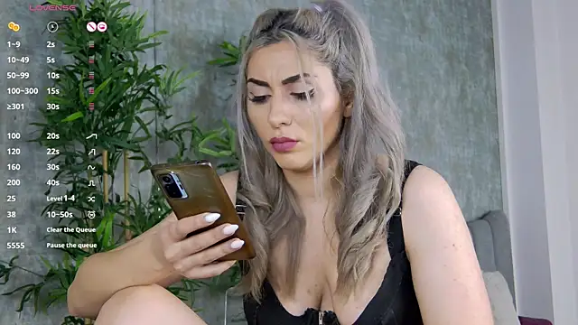 Snapshot of CelineMeyerr chatting on January 25, 6:34 am CelineMeyerr online show from January 25, 6:34 am