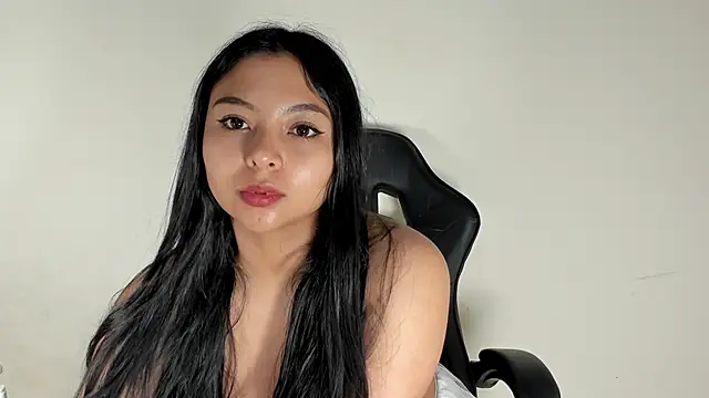 Snapshot of emma_980 chatting on December 7, 11:01 pm emma 980 online show from December 7, 11:01 pm