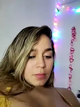 Snapshot of LaurenWelly_ chatting on February 6, 3:27 am LaurenWelly online show from February 6, 3:27 am
