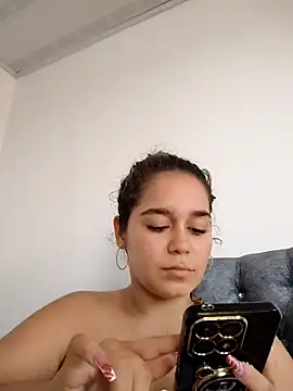 Snapshot of LaurenWelly_ chatting on February 10, 8:21 pm LaurenWelly online show from February 10, 8:21 pm