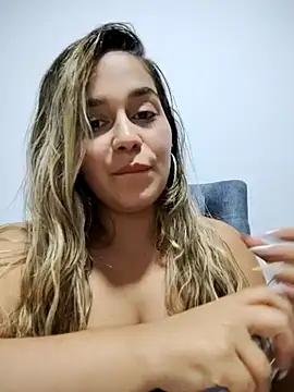 Snapshot of LaurenWelly_ chatting on March 6, 1:37 am LaurenWelly online show from March 6, 1:37 am