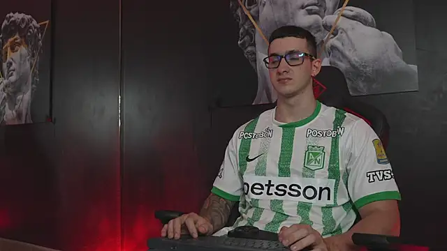 JacksonOlsenn online show from November 11, 9:04 pm