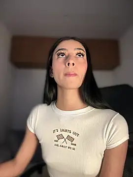 maddy bronw  online show from March 11, 10:42 pm