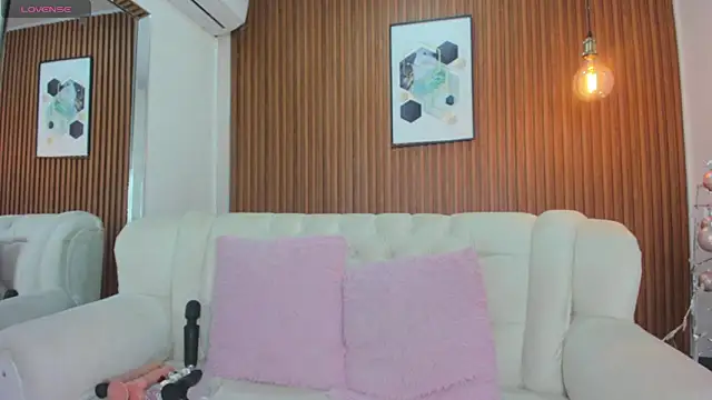 RoxannaHanson online show from December 11, 4:49 am