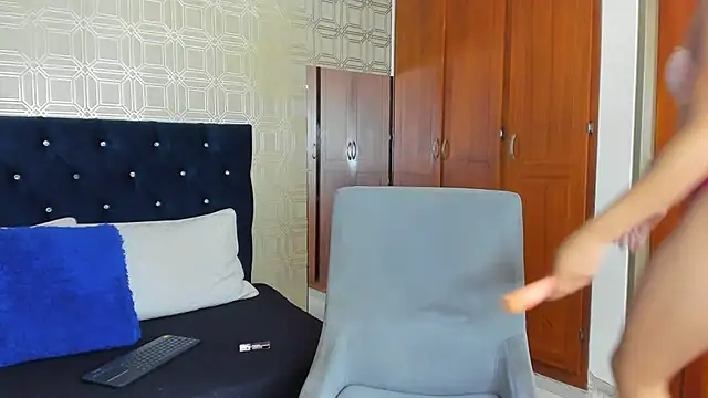 Snapshot of evelyn_wine chatting on February 11, 12:49 am evelyn wine online show from February 11, 12:49 am