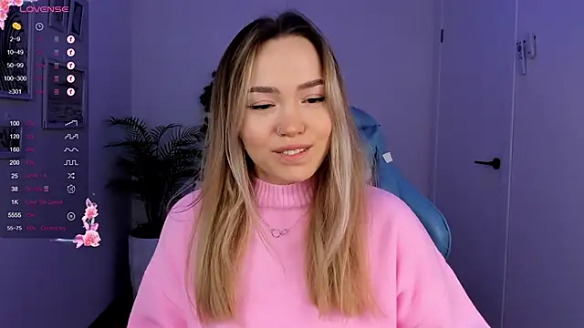 Snapshot of Evia_r0se chatting on December 10, 7:47 am Evia r0se online show from December 10, 7:47 am