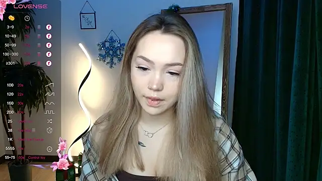 Snapshot of Evia_r0se chatting on December 17, 2:23 am Evia r0se online show from December 17, 2:23 am