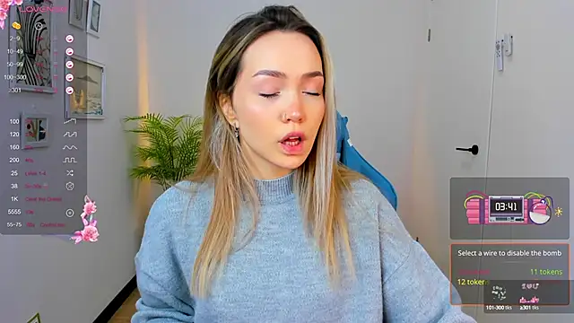 Snapshot of Evia_r0se chatting on December 19, 8:23 am Evia r0se online show from December 19, 8:23 am