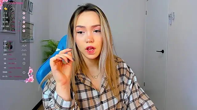 Snapshot of Evia_r0se chatting on December 20, 2:19 am Evia r0se online show from December 20, 2:19 am