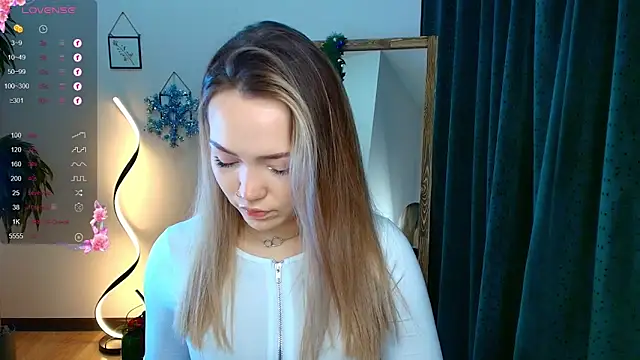 Snapshot of Evia_r0se chatting on December 21, 8:28 am Evia r0se online show from December 21, 8:28 am