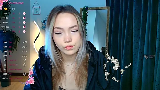 Snapshot of Evia_r0se chatting on December 22, 8:38 am Evia r0se online show from December 22, 8:38 am