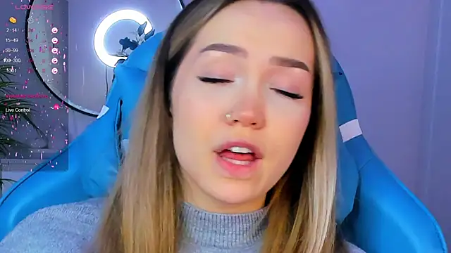 Snapshot of Evia_r0se chatting on January 5, 8:00 am Evia r0se online show from January 5, 8:00 am