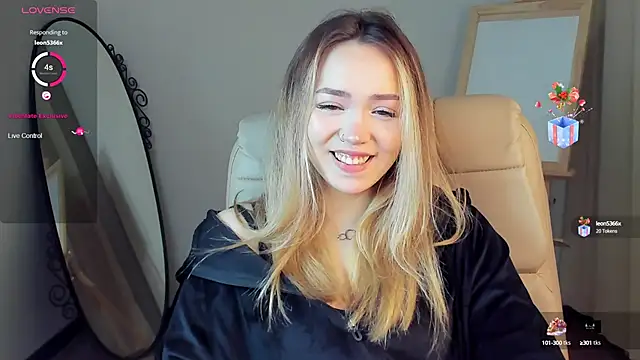 Snapshot of Evia_r0se chatting on January 17, 8:34 am Evia r0se online show from January 17, 8:34 am