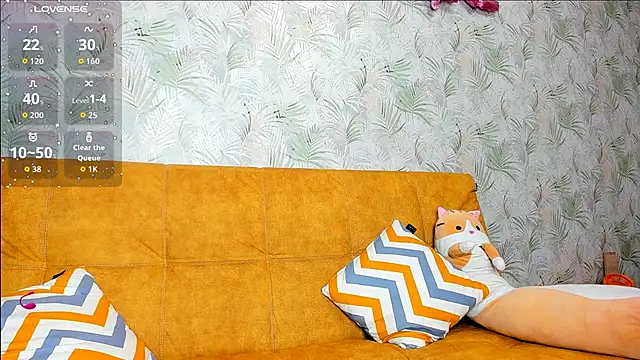 Snapshot of LuxieDelight chatting on November 3, 6:36 am LuxieDelight online show from November 3, 6:36 am