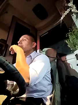 Snapshot of alexchir4 chatting on October 22, 1:17 am alexchir4 online show from October 22, 1:17 am