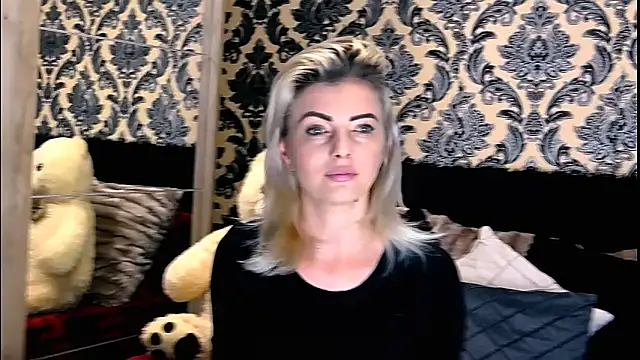 Snapshot of Aly_girl1 chatting on December 3, 10:39 am Aly girl1 online show from December 3, 10:39 am