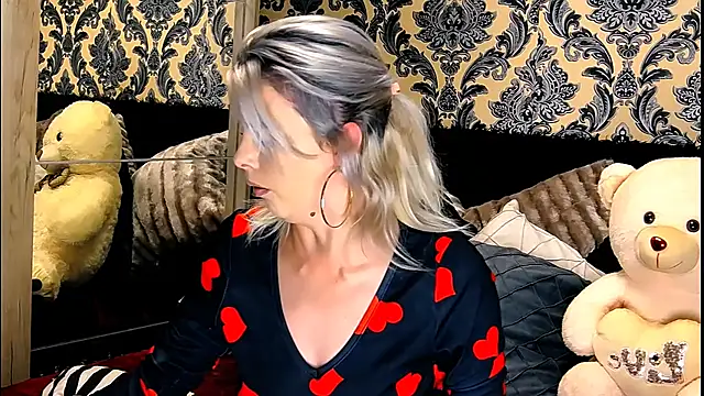 Snapshot of Aly_girl1 chatting on December 8, 9:57 am Aly girl1 online show from December 8, 9:57 am