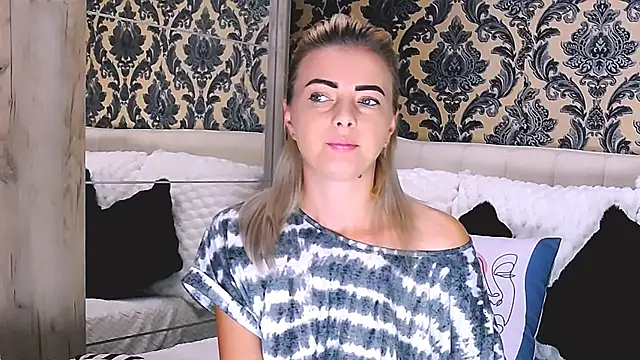 Snapshot of Aly_girl1 chatting on September 18, 7:21 am Aly girl1 online show from September 18, 7:21 am