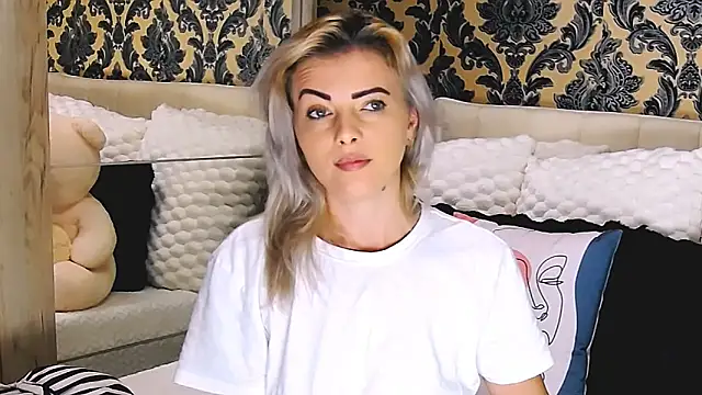 Snapshot of Aly_girl1 chatting on October 13, 8:36 am Aly girl1 online show from October 13, 8:36 am