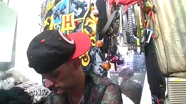 Snapshot of slinginbigD chatting on November 23, 10:42 pm slinginbigD online show from November 23, 10:42 pm