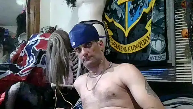 Snapshot of slinginbigD chatting on December 13, 11:10 pm slinginbigD online show from December 13, 11:10 pm