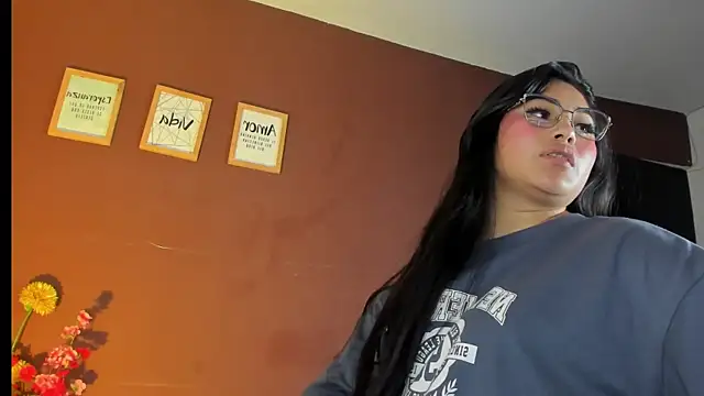 Snapshot of Little_Ivy chatting on November 18, 7:07 pm Little Ivy online show from November 18, 7:07 pm