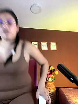 Snapshot of Little_Ivy chatting on November 25, 7:36 pm Little Ivy online show from November 25, 7:36 pm