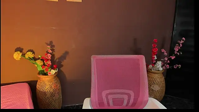 Snapshot of Little_Ivy chatting on December 2, 6:58 pm Little Ivy online show from December 2, 6:58 pm