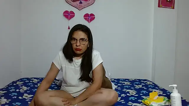 Snapshot of anybellucci43 chatting on December 17, 8:53 am anybellucci43 online show from December 17, 8:53 am