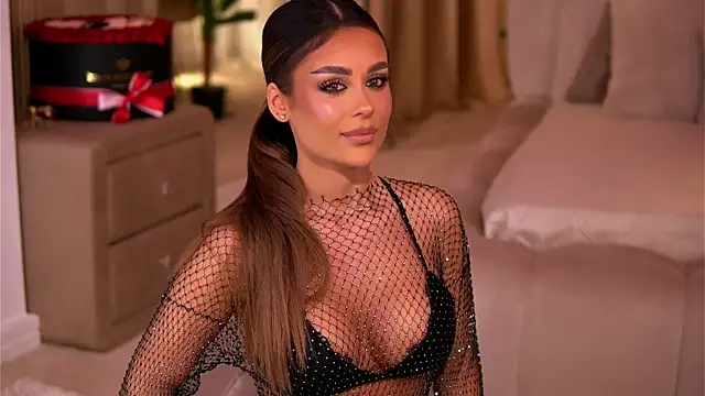 Snapshot of YasmineShaw chatting on November 22, 1:26 am YasmineShaw online show from November 22, 1:26 am